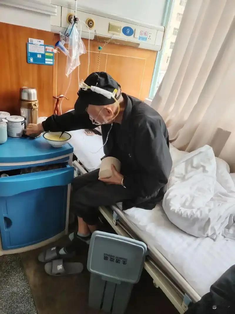 老人一天在ICU花大概五六千块钱，到底值不值？现在已经花去了大概十来万。

说实