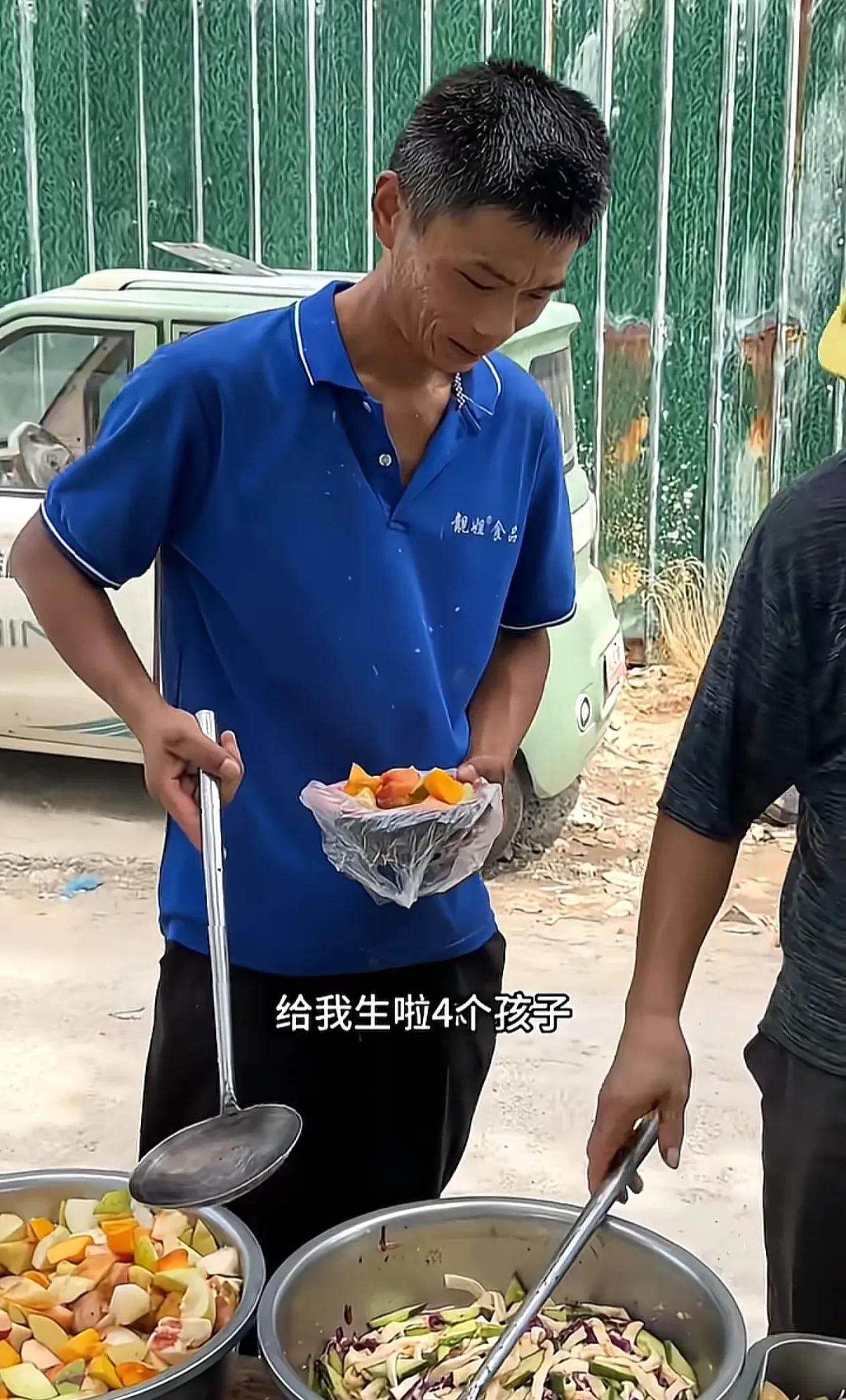 猜猜，男人多大年龄？
他才35岁。满脸疲惫，满头白发，皱纹堆积，什么原因造成他如