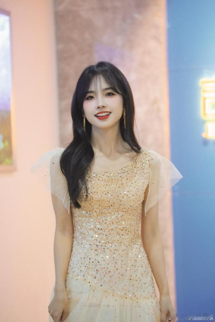 今天也是想和王冰冰做同事的一天 光是脑补和王冰冰同团队的画面就超羡慕！偶尔聚餐听