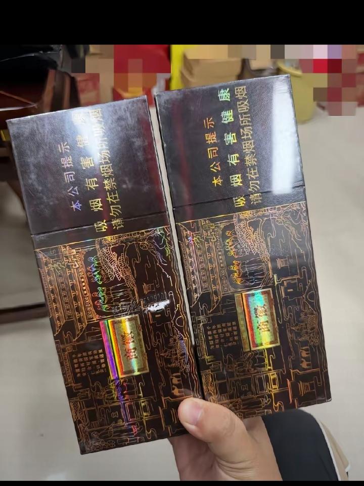 四年前朋友要买车，钱不够，找我借了两万块钱。昨天他过来还钱，还顺带了两条烟。
