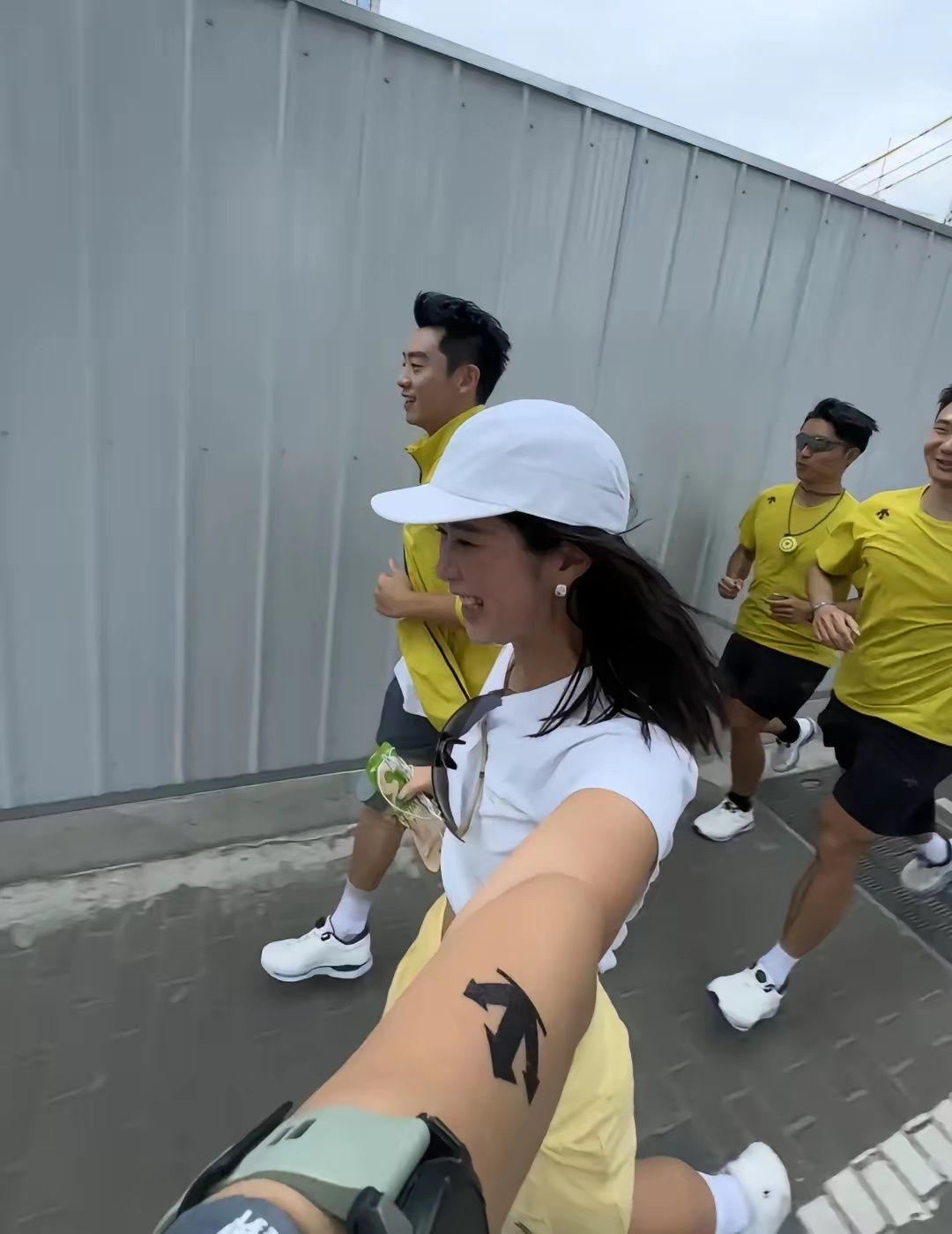 街头跑步偶遇郑恺！上海你还是太有意思了！来新天地参加迪桑特的跑步活动，跑到外滩竟