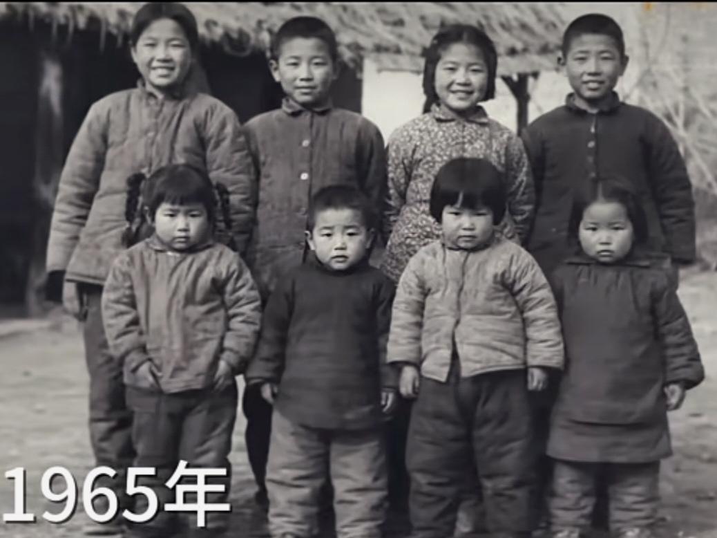 半世父母恩，一生兄妹情，这两张照片正是最好的诠释。8个兄弟姐妹，跨越两个世纪，从