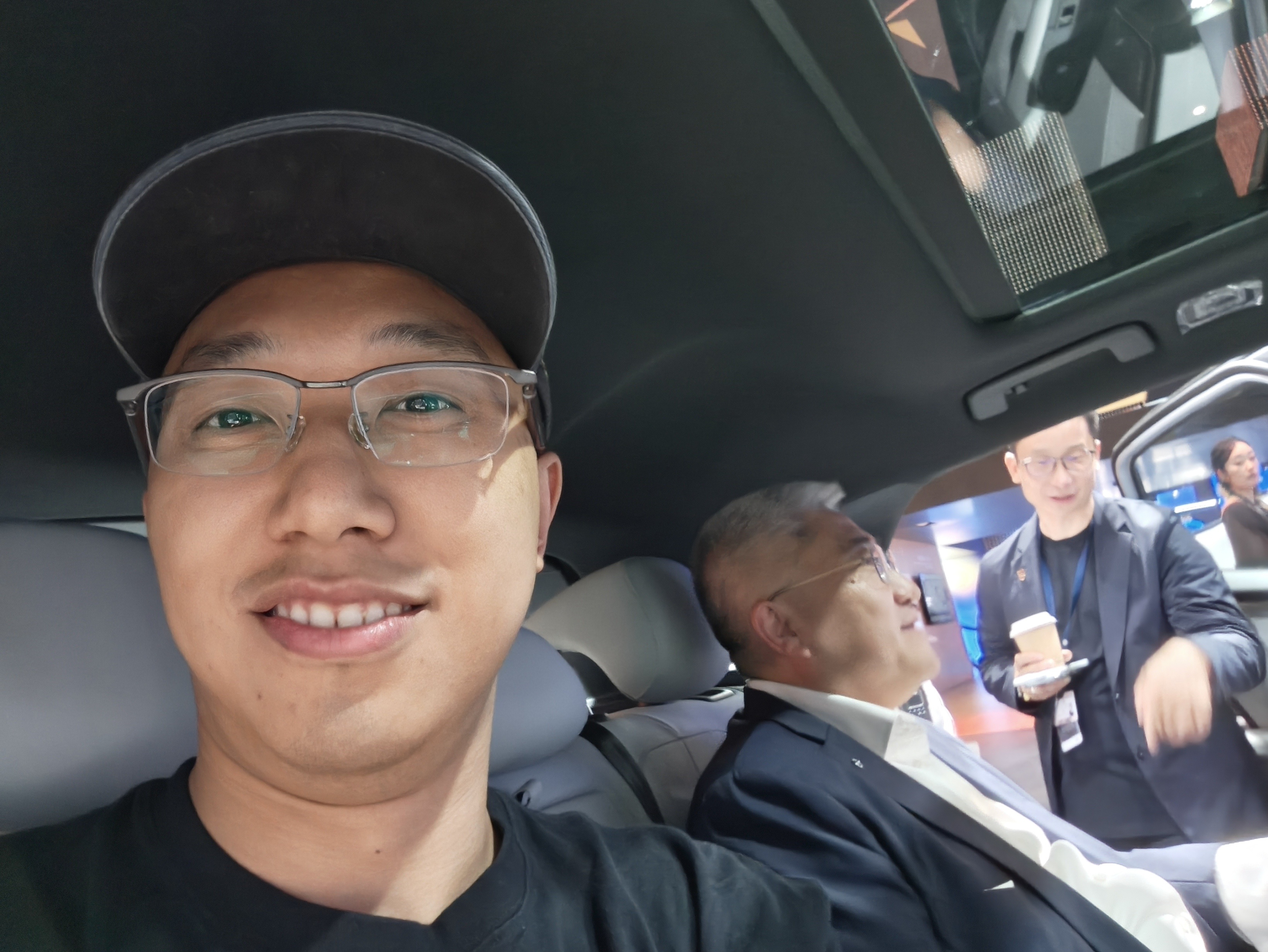 我这在看金标大众与众07，一回头，段建军进来了