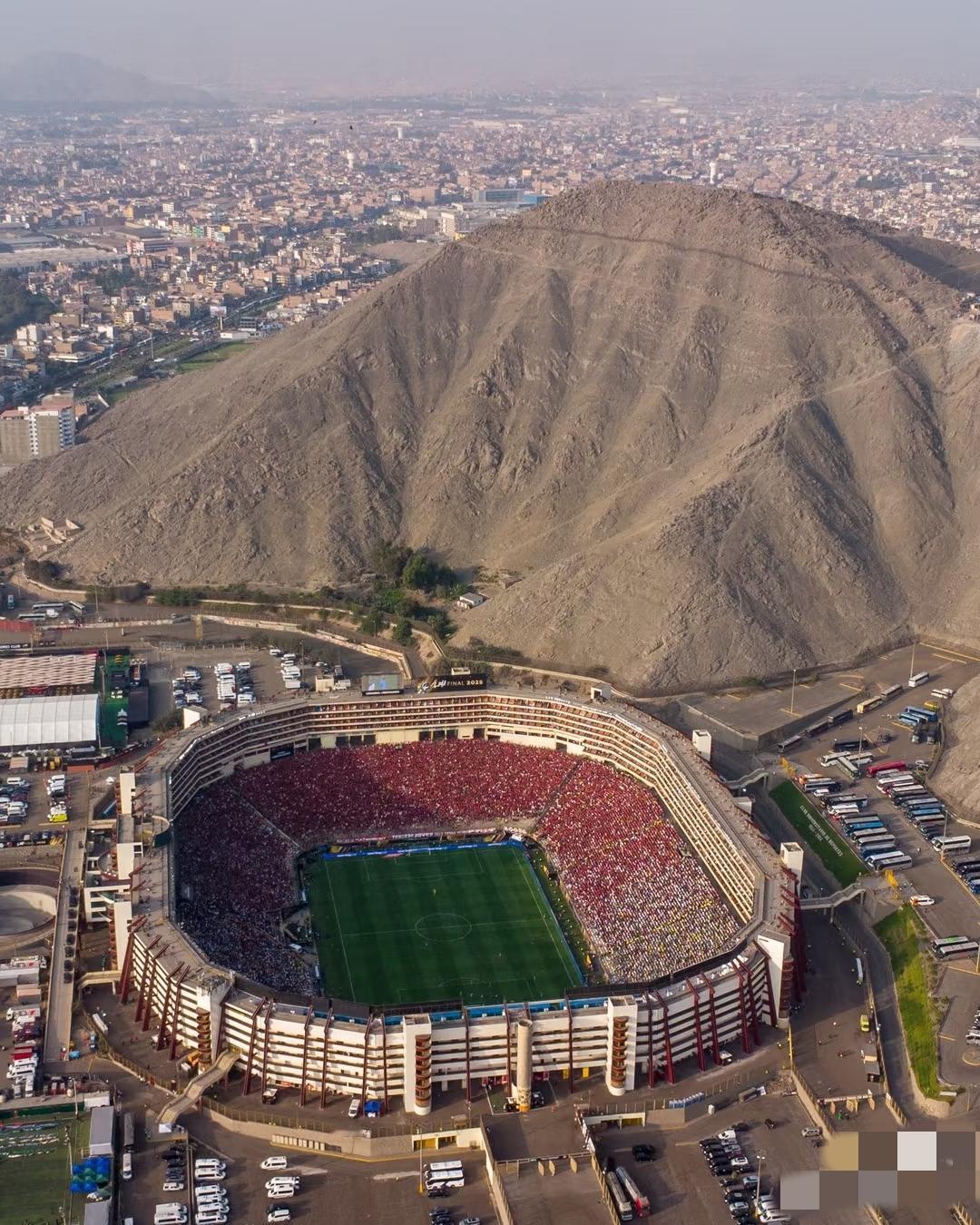 这个山像一堆土，连科树都没有[笑哭][笑哭][笑哭]

山脚下的超级巨无霸球场