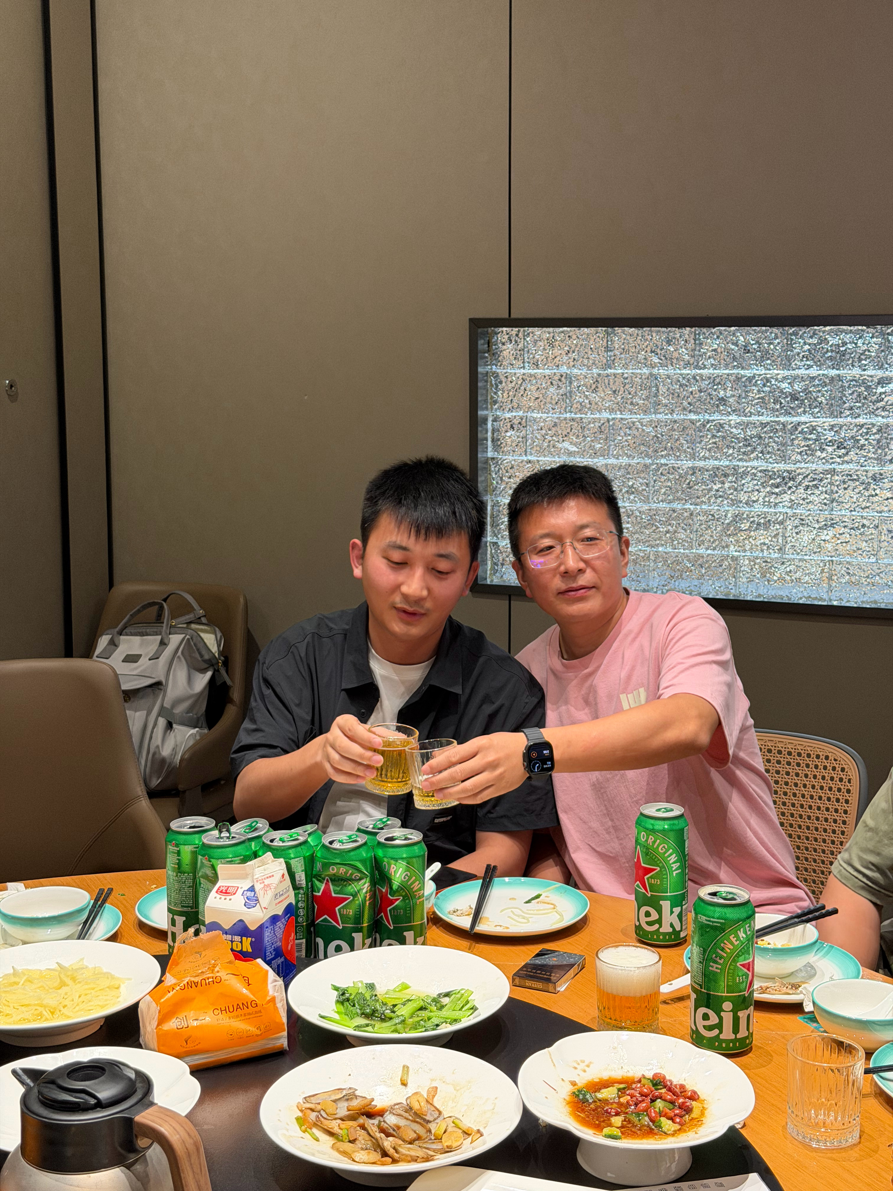 5大家庭一起聚会真是太开心了，说找他喝酒至少喝8瓶，肌肉太好了扛200斤做俯卧撑