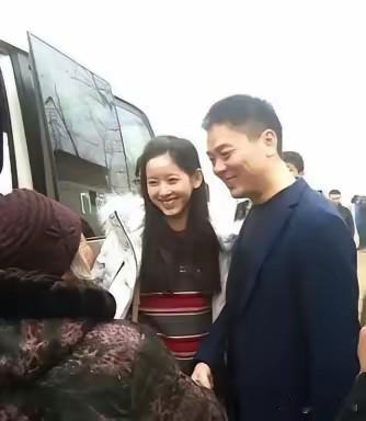 不得不说，刘强东这一点真的太让人佩服了。
 
都已经是百亿身家的大佬，站在金字塔