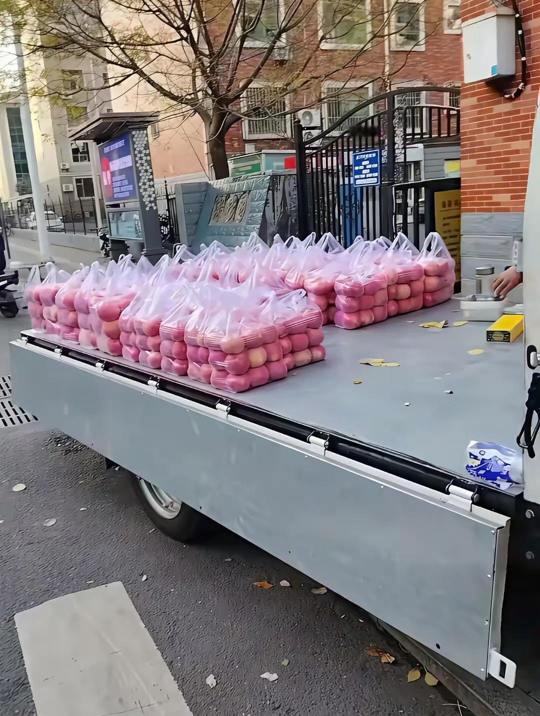 哥摆摊儿也是认真的！
近日，山东淄博卖苹果的摊贩“苹果哥”意外走红，走红的原因是