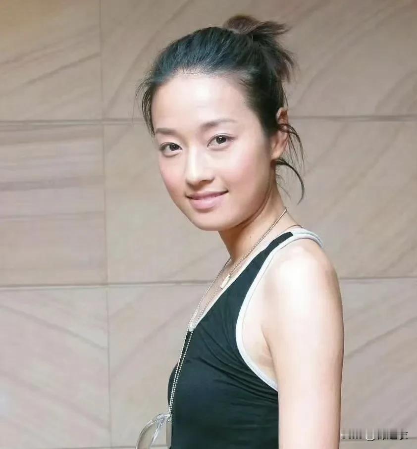 马伊琍年轻时长得就是非常漂亮，只不过她不是大众审美的穿衣化妆打扮，可她的五官脸型