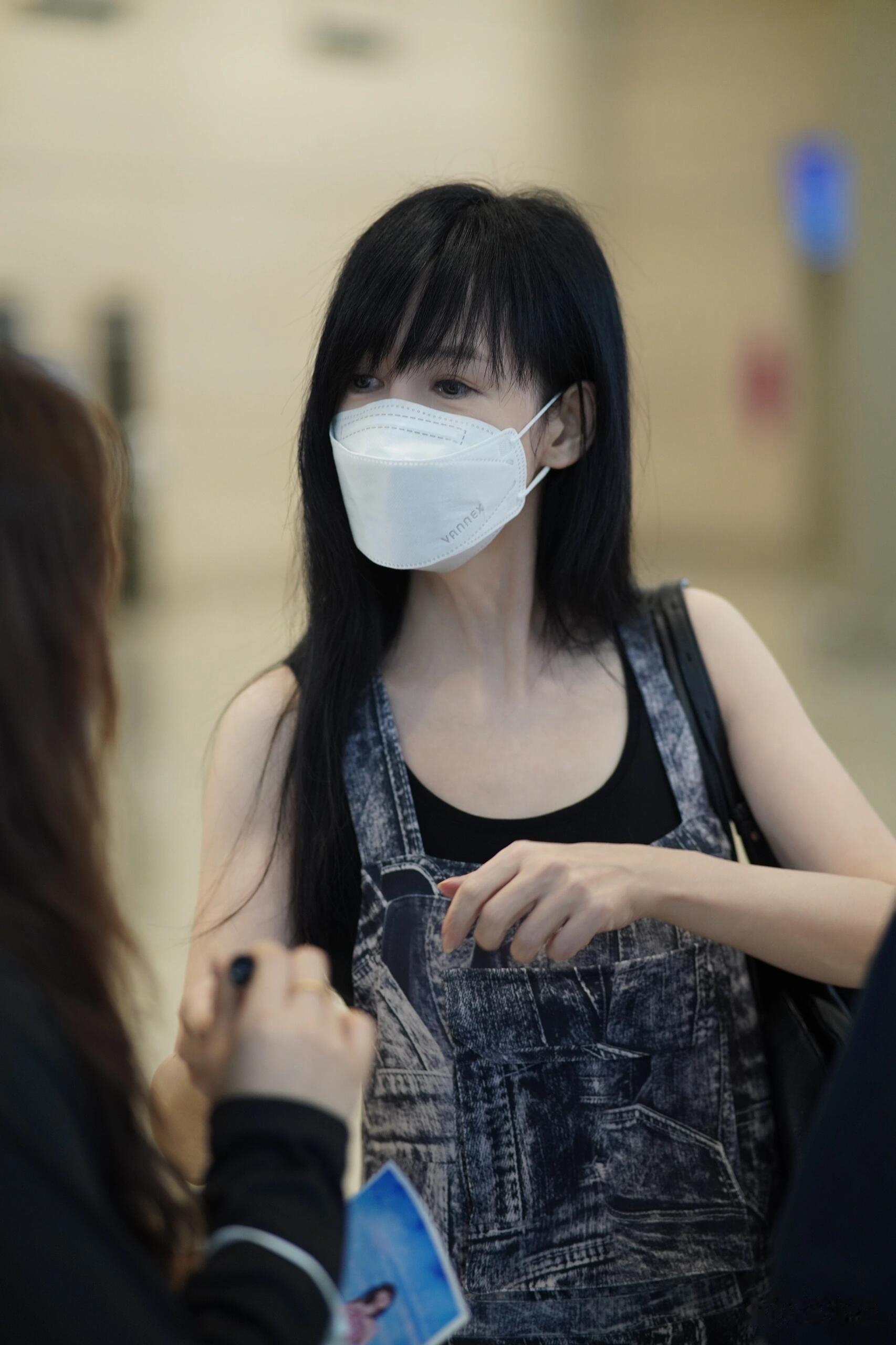 周慧敏一点也不服老！穿黑色背心+背带牛仔裤，少女身材惹人羡！ 
