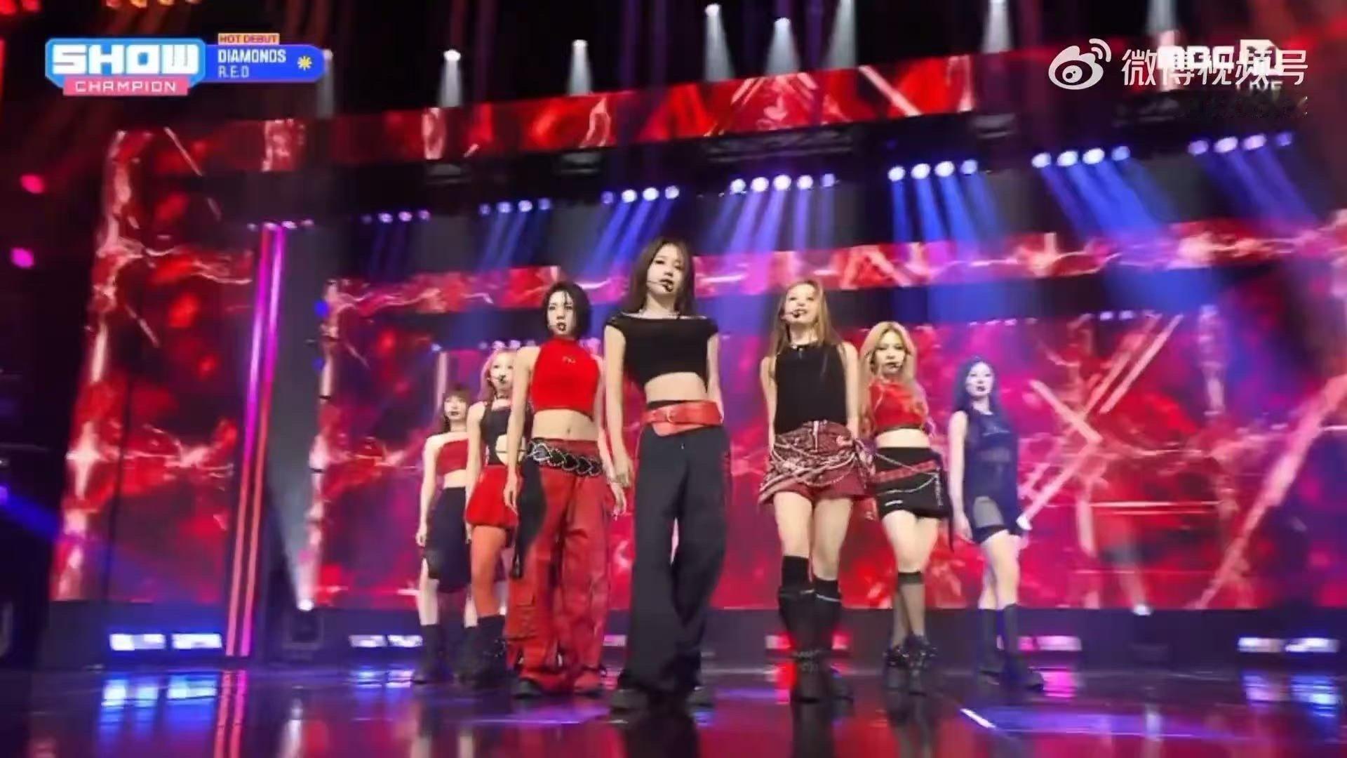 RED是懂自古红蓝出CP的 她们的唱跳实力也完全撑起了这套造型。动作干净利落，整