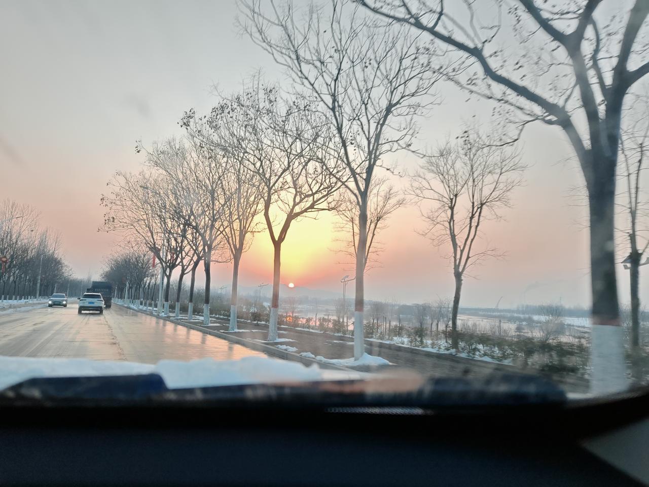 如果你是老板，你会让亲戚来你这里上班吗？
平时随意惯了，上下班都不需要打卡，迟到