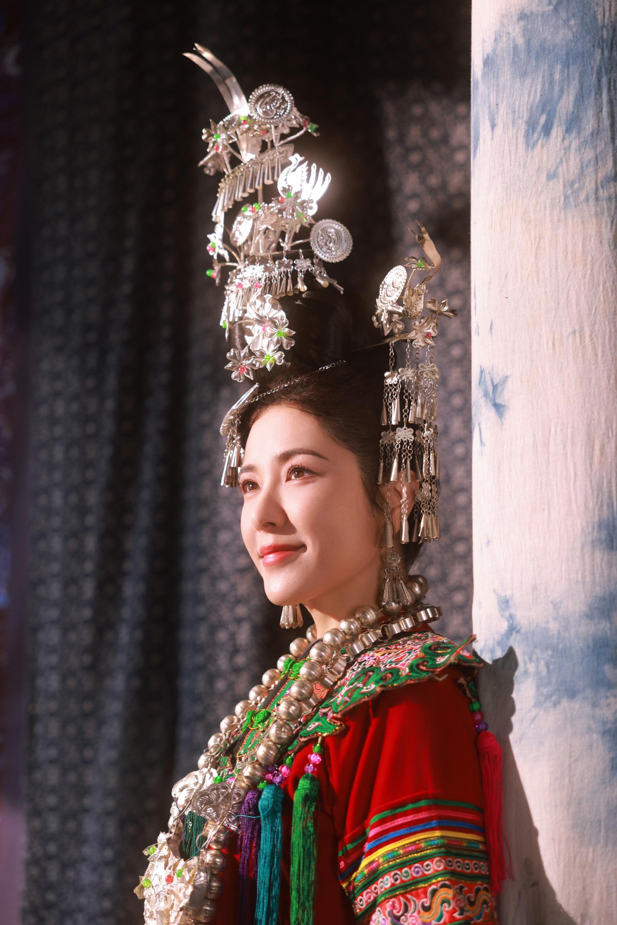 曾黎与500名苗侗女性共迎2026 银饰叮当，绣裙飘扬。曾黎与苗侗姐妹们用最隆重