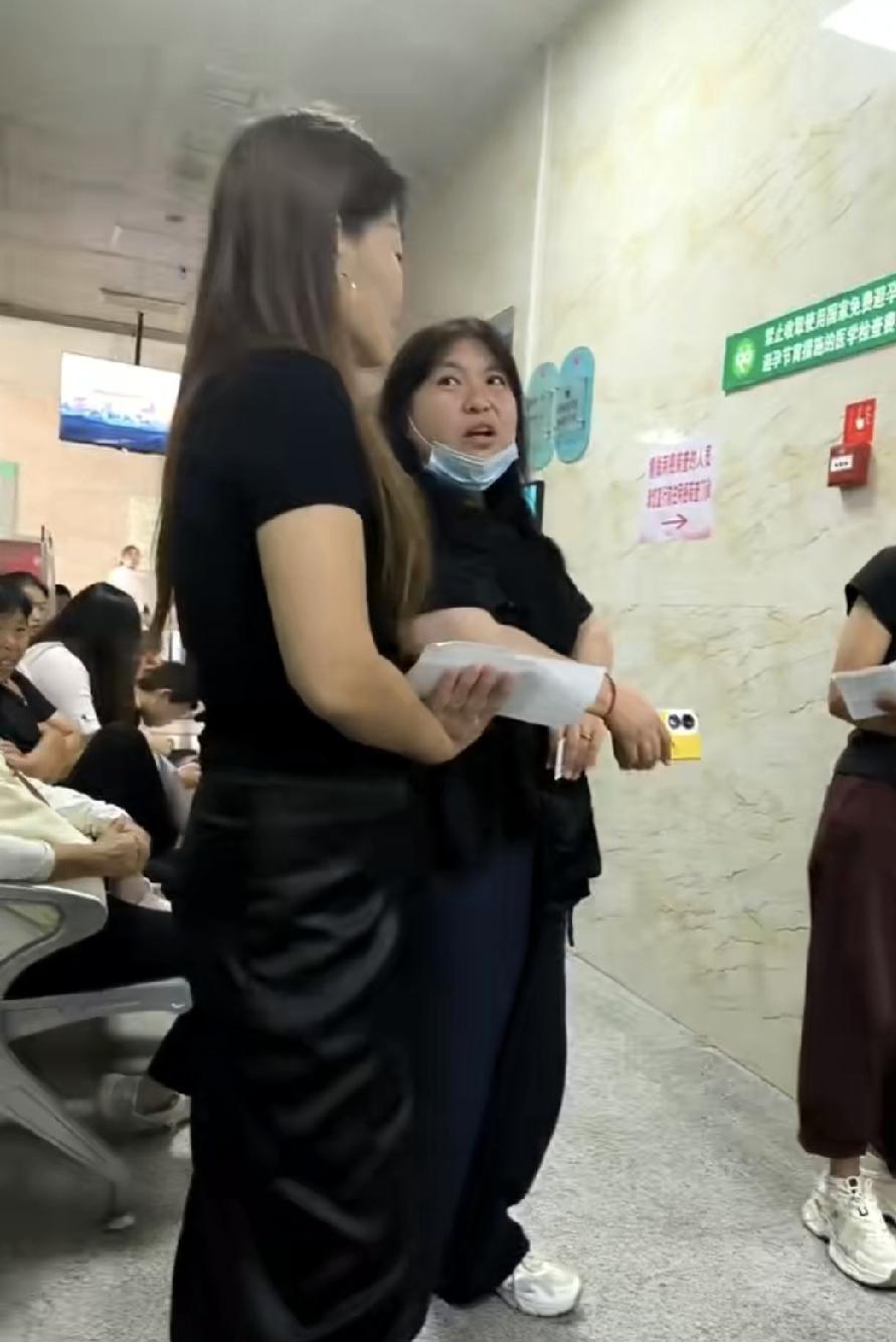 很多人总念叨老婆都是别人家的好，转头就挑自家另一半满身毛病！出门看见别人温柔体贴