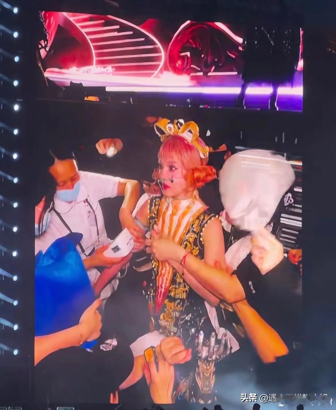 张韶涵演唱会突发心脏不适张韶涵演唱会吸氧，大家都说她敬业，不如说她是真正吃过苦的