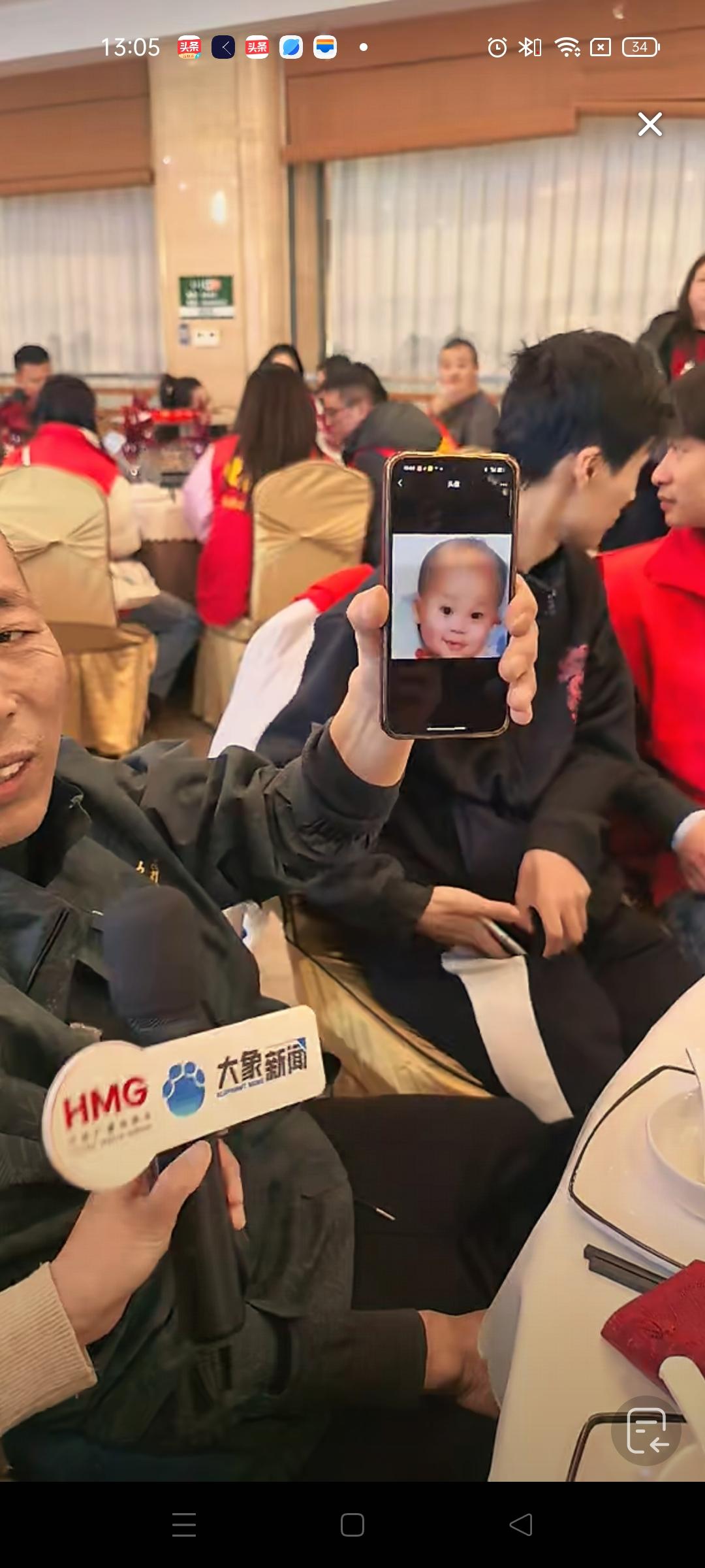 张云鹏小时候长得特别圆润，大大的眼睛，胖嘟嘟的很可爱，现在又高又瘦的儿子站在爸爸