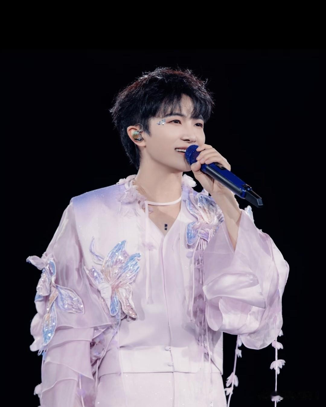 发现个有趣现象：
骂周深的人，
永远在讨论他像不像女生。

而夸他的人却都在分析