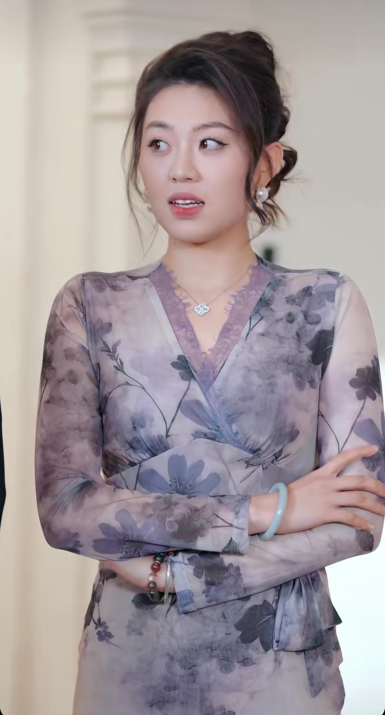 淡紫水墨印花裹身裙，
蕾丝温婉雅致的新中式穿搭，
短剧的时尚气质演员美女穿搭！