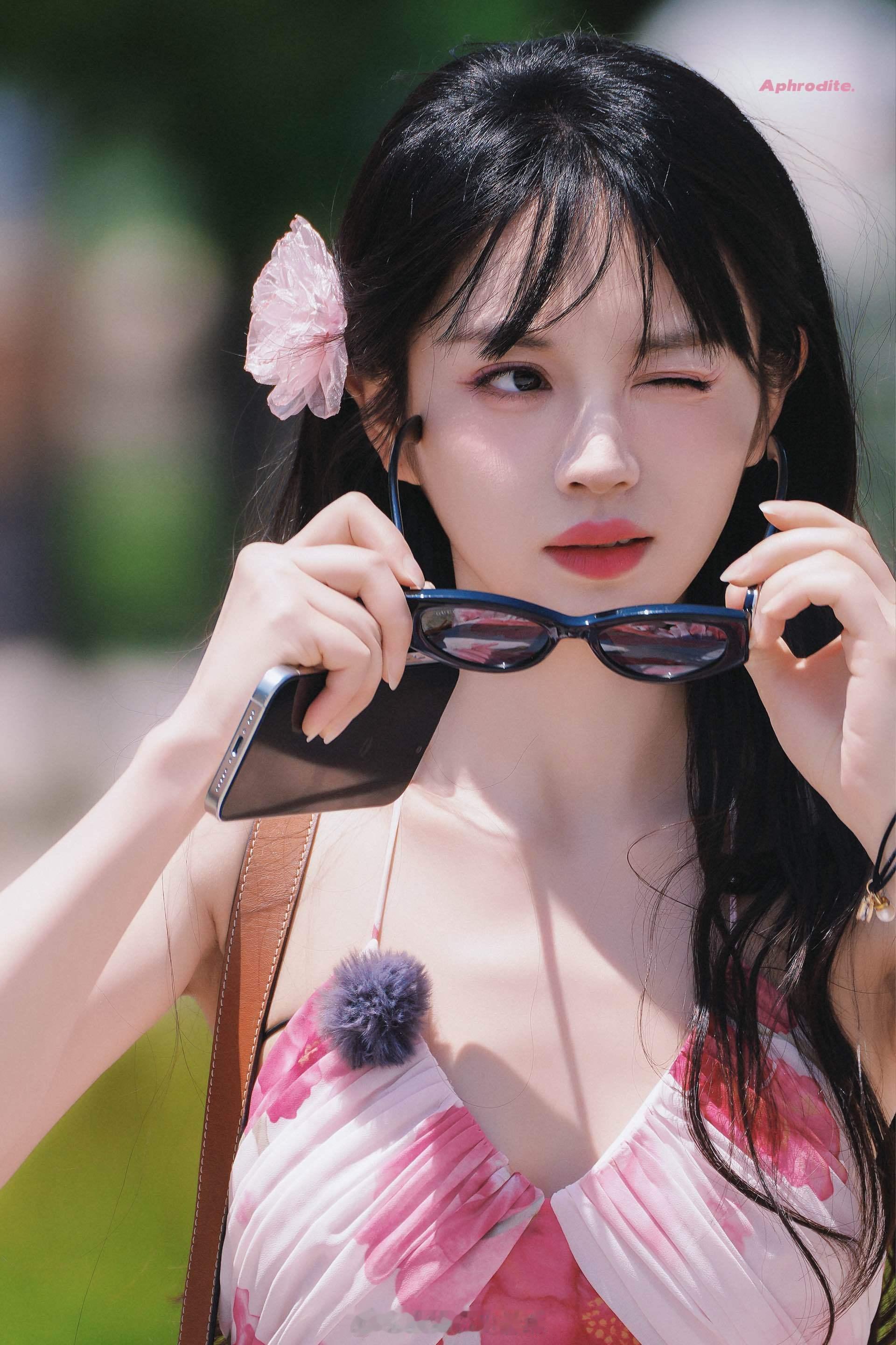 田曦薇深V吊带印花裙田曦薇姐姐妹妹抓娃娃造型，粉粉嫩嫩的小田🌸 ​​​