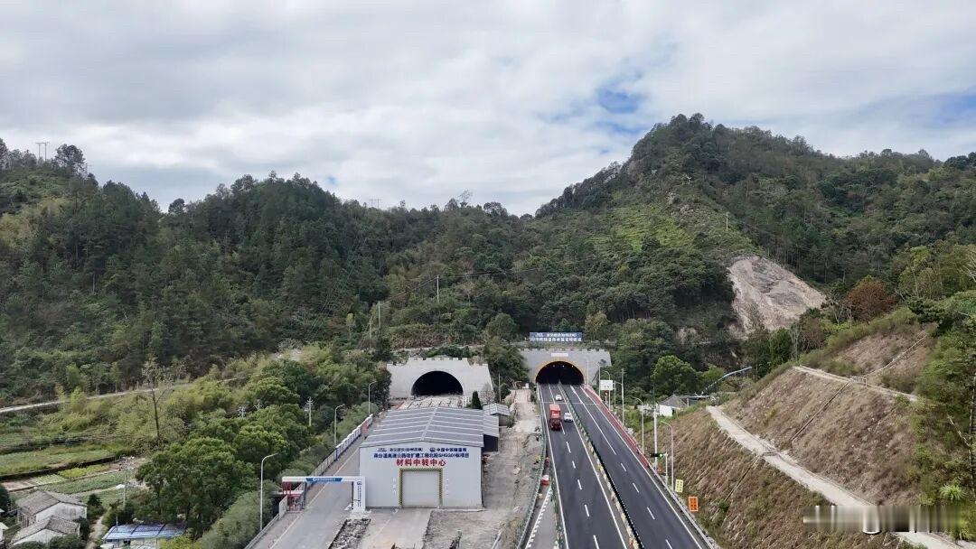 太厉害了！台州岩峰隧道，拿下世界首例隧道“二合一”改造！
就在甬台温高速北段，紧