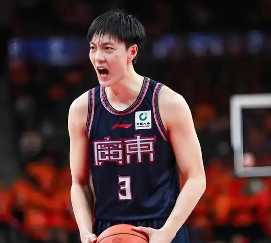 北京青年报记者宋翔透露：

“中国男篮已启程征战亚运会，胡明轩担任本届男篮队长”