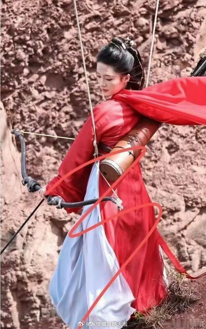 #李沁红吊威亚射箭路透#李沁在新剧的片场路透也太让人心动了，红衣造型看起来很是帅