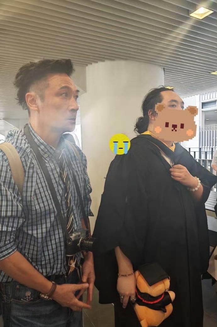 星二代也遭受校园霸凌？
 
吴镇宇的儿子费曼，在社交平台发长文，回忆自己小学时期