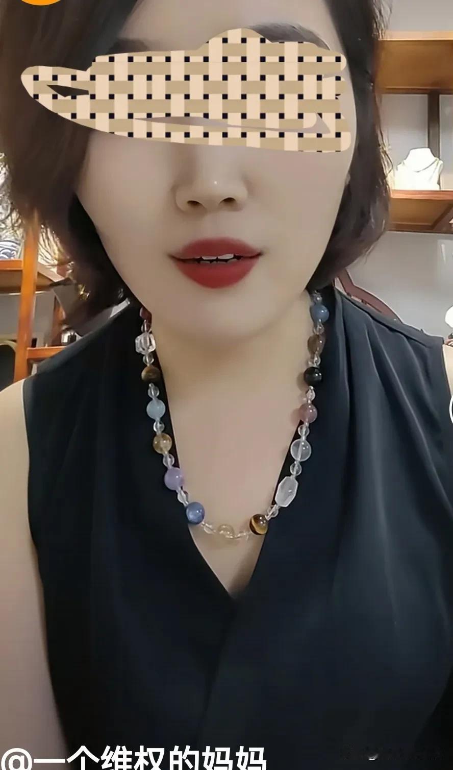 济南这个维权妈妈原来她是离婚的，她平时不怎么管孩子，孩子都放在孩子父亲那里。难怪