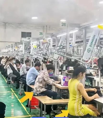 最近不少国内防弹衣厂
都在加班加点生产
国外订单一个接一个，根本停不下来

从长