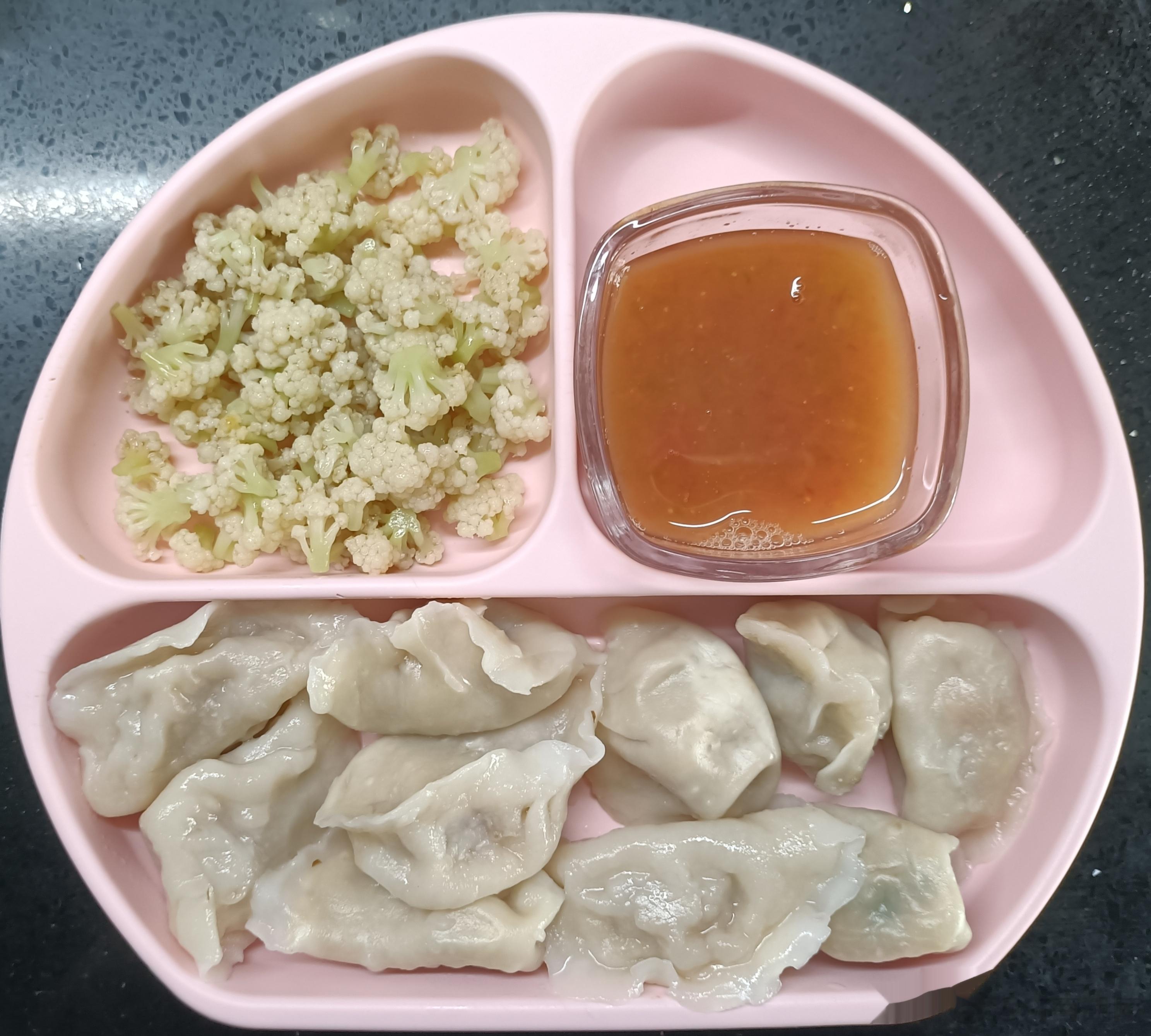 #糖糖的饭饭##科学育儿营养护航# 昨天午餐：水饺，焯拌菜花，番茄果肉汁；晚餐：