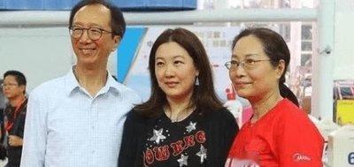 恩爱了23年，73岁的梁锦松开始衰老萎缩，47岁的伏明霞正绚烂如花。伏明霞是最年
