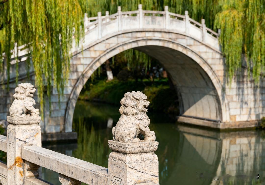 昨天下午，我的一位久不联系的同学，打电话给我，说找我有点事，晚上会和他夫人一起来