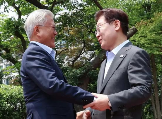 日前，李在明与文在寅通电话，互致中秋问候并谈及国政、外交与国内局势，青瓦台仅强调