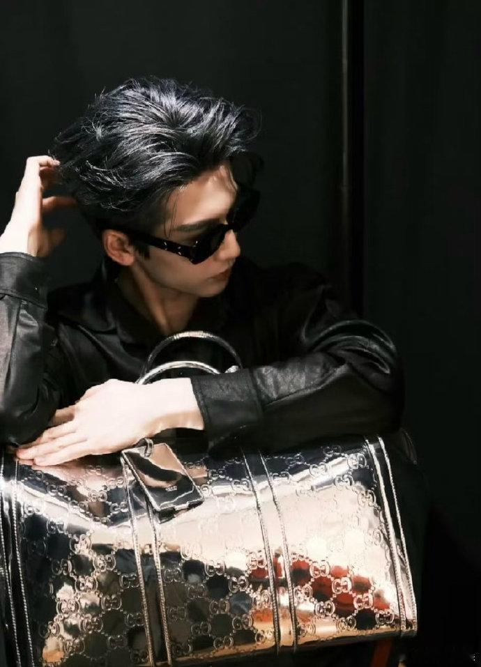 张凌赫墨镜AI建模感张凌赫银框墨镜 脸型、五官、气质全都精准踩在审美上，一副银框