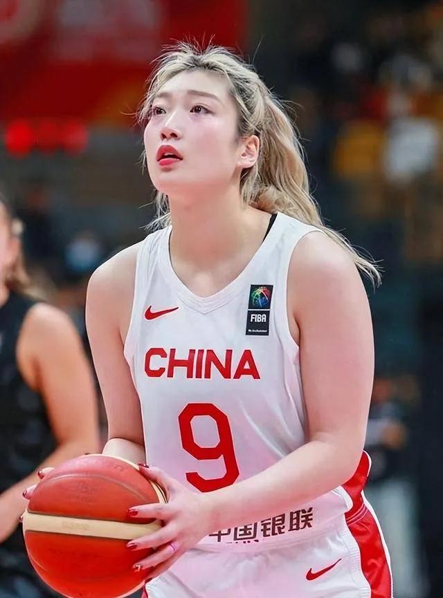 李梦发文告别女篮，宫鲁鸣铁腕治军不留情。
热身赛其他老将都在，唯独缺了李梦。宫鲁