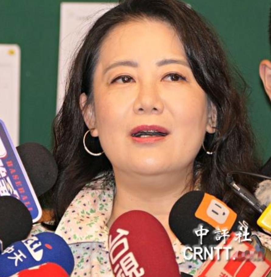 不接受任何反驳。 这三个绝对是生的一副好面孔，干的勾当却是令两岸同胞恨的牙根都疼