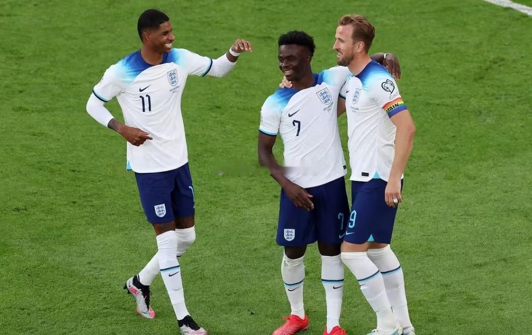 英格兰队公布世界杯26人大名单之后，英国媒体《镜报》也对球队的首发阵容进行了梳理