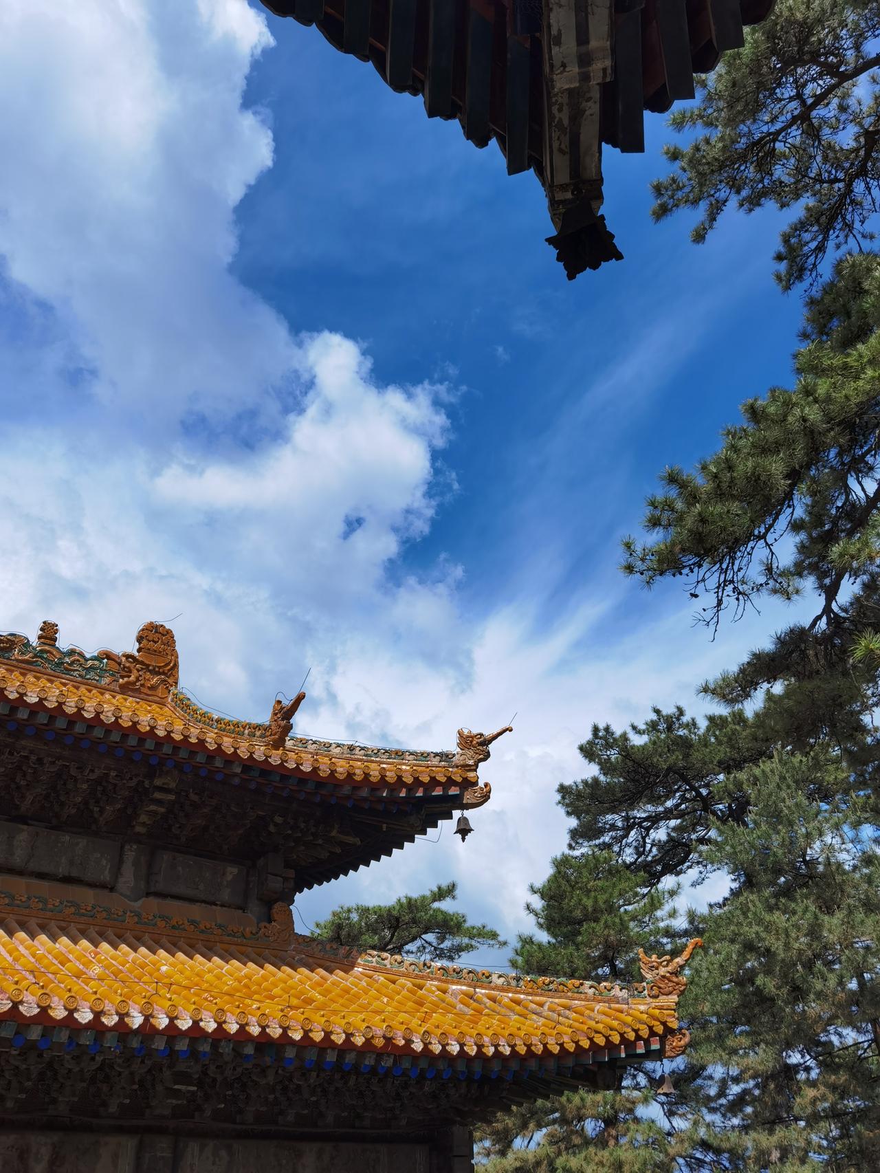 不经历雨淋 ，拍不出美丽的风景照。

五月三日天空中有云朵，这是拍风景的好天气，