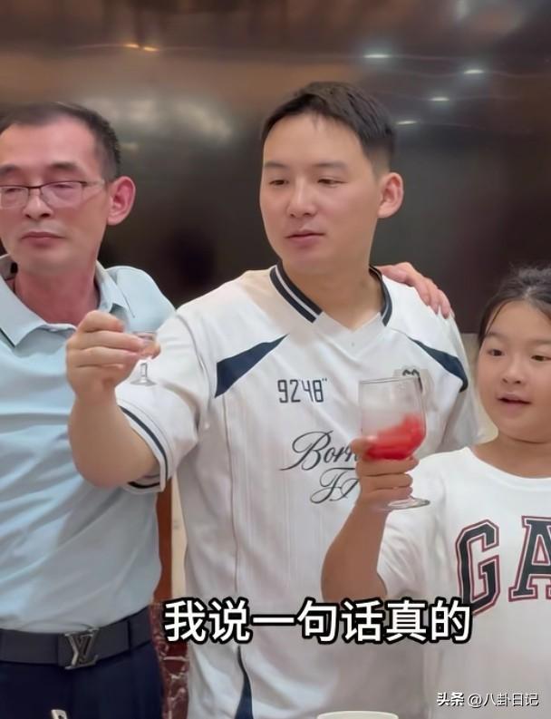 其实谢岳最应该感谢的是许健华，给他生了四个儿女，却默默离开，又成全了他和郑琴，所