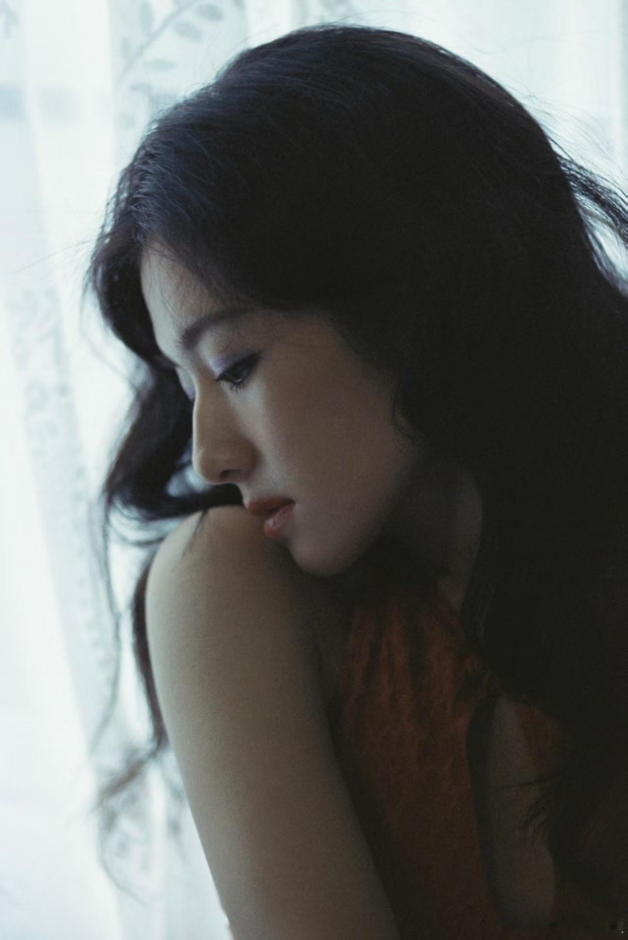 朦胧光影氛围感绝佳，李兰迪眉眼温柔，慵懒的神态自带复古韵味李兰迪港风千禧美人李兰