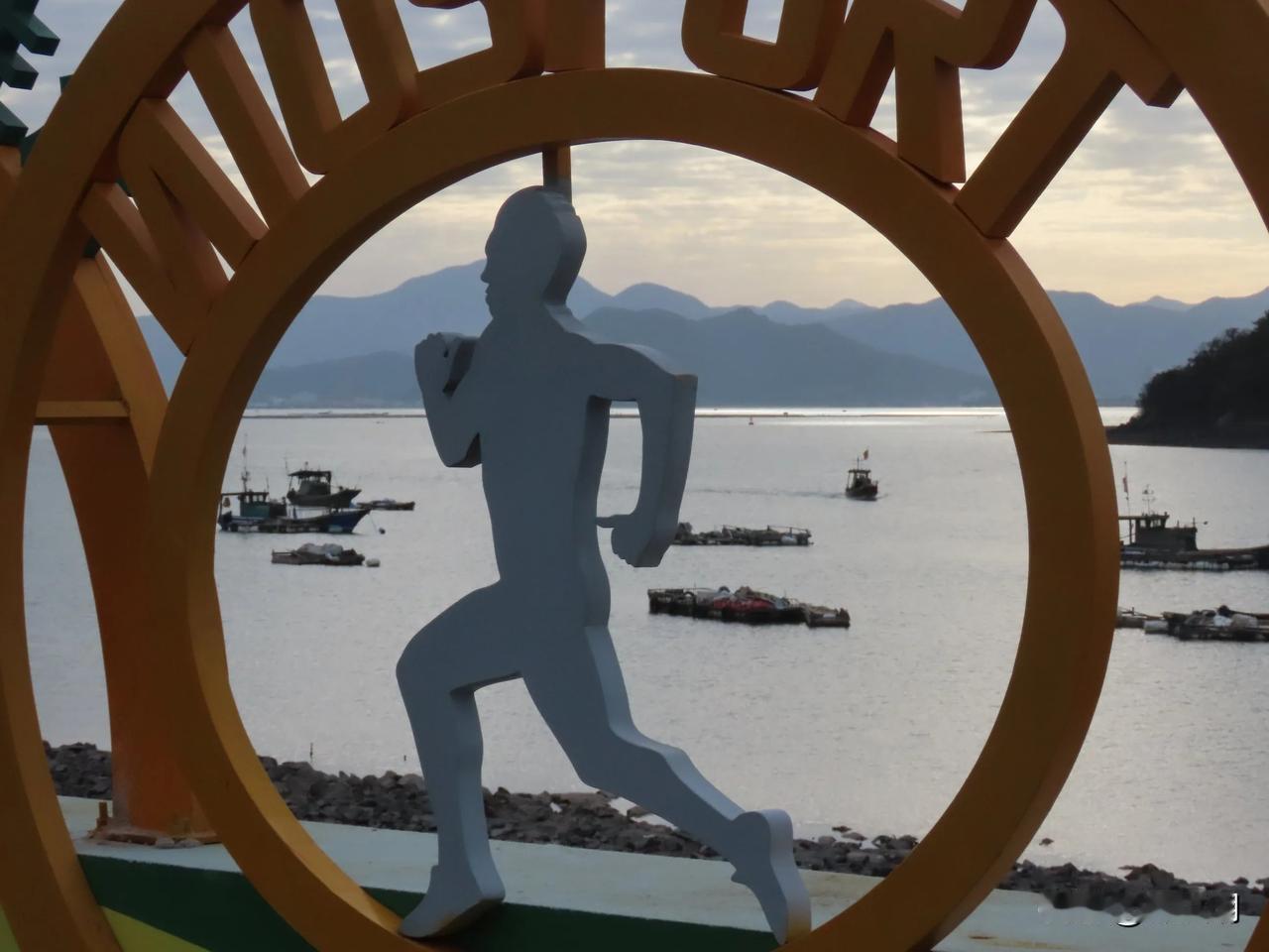 “奔跑在风景如画的海边，感受大自然的拥抱”🏃‍♂️🌄🌊
宁波湾天妃湖