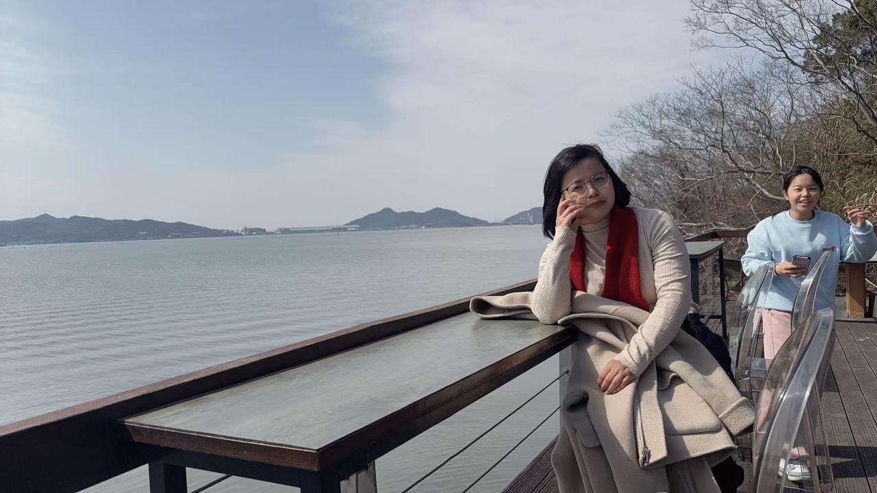 生下第二个孩子的时候，我妈妈对我说：你完蛋了，两个孩子，没有稳定的工作，职场回不