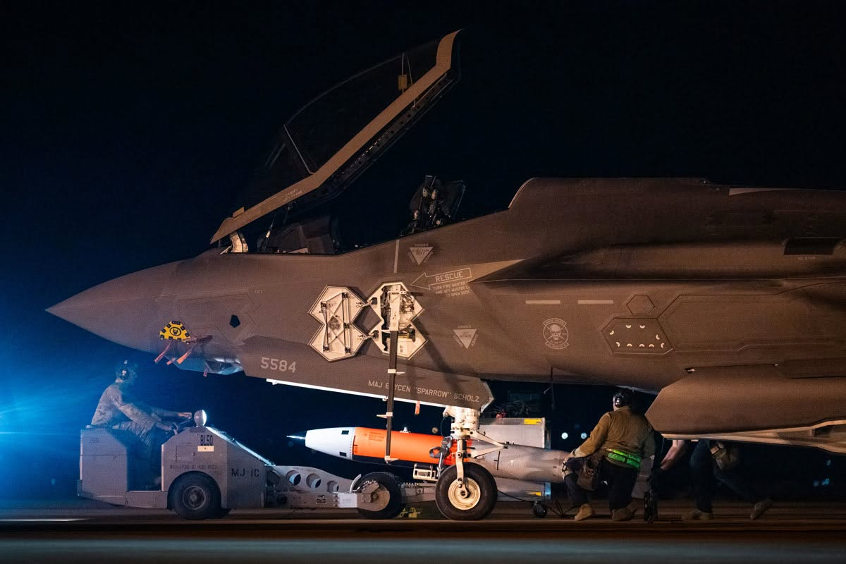 MD二等人F-35A挂载并投放B61-12制导形核航弹的惰性（非核）模型弹每天认