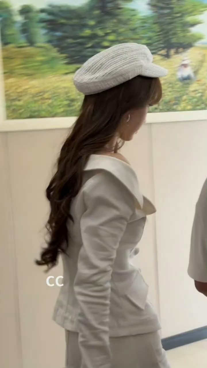 田曦薇林青白帽制服造型，制服林青你美成这样啥意思！依旧耳环消失术
