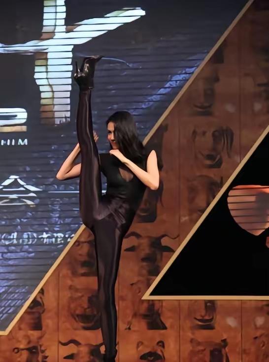 那年，成龙坐飞机时，闲来无事翻看杂志，突然杂志上出现一位肤白貌美大长腿的女孩，一