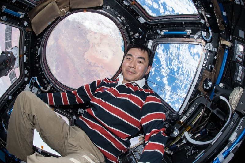 宇宙空间站，在微重力环境下，人体的液体——尤其是血液——不会像在地球上那样向下流