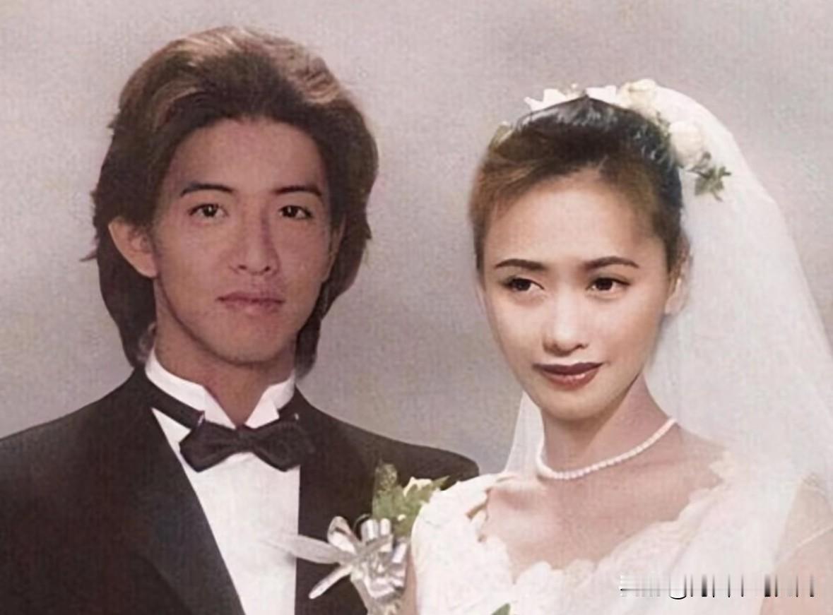 这是木村拓哉与妻子工藤静香50岁生日第一次公开的合影，合影中的两人笑容甜蜜，他们