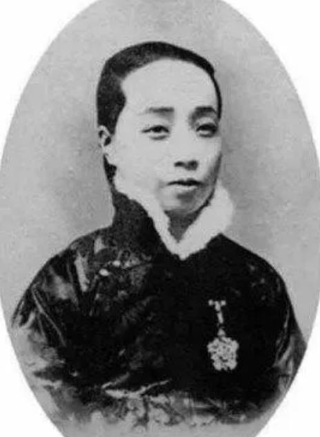 1904年，“绣圣”沈寿婚后11年终于怀孕了，但丈夫余觉为讨好慈禧，逼沈寿完成1
