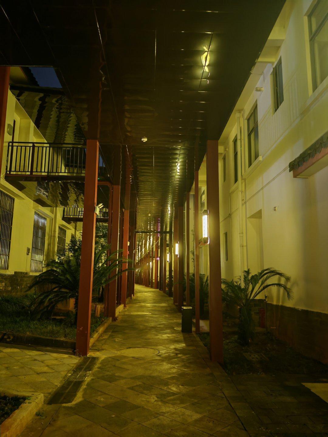 来石林风景区这边玩，住离景区不算远的地方，图的是明早不用起太早。网上定的酒店，一