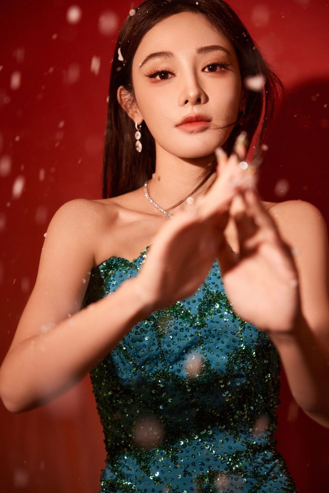 彭小苒换造型师了原来彭小苒换造型师了！！今天盛典活动的两套造型出炉，都好美啊，给