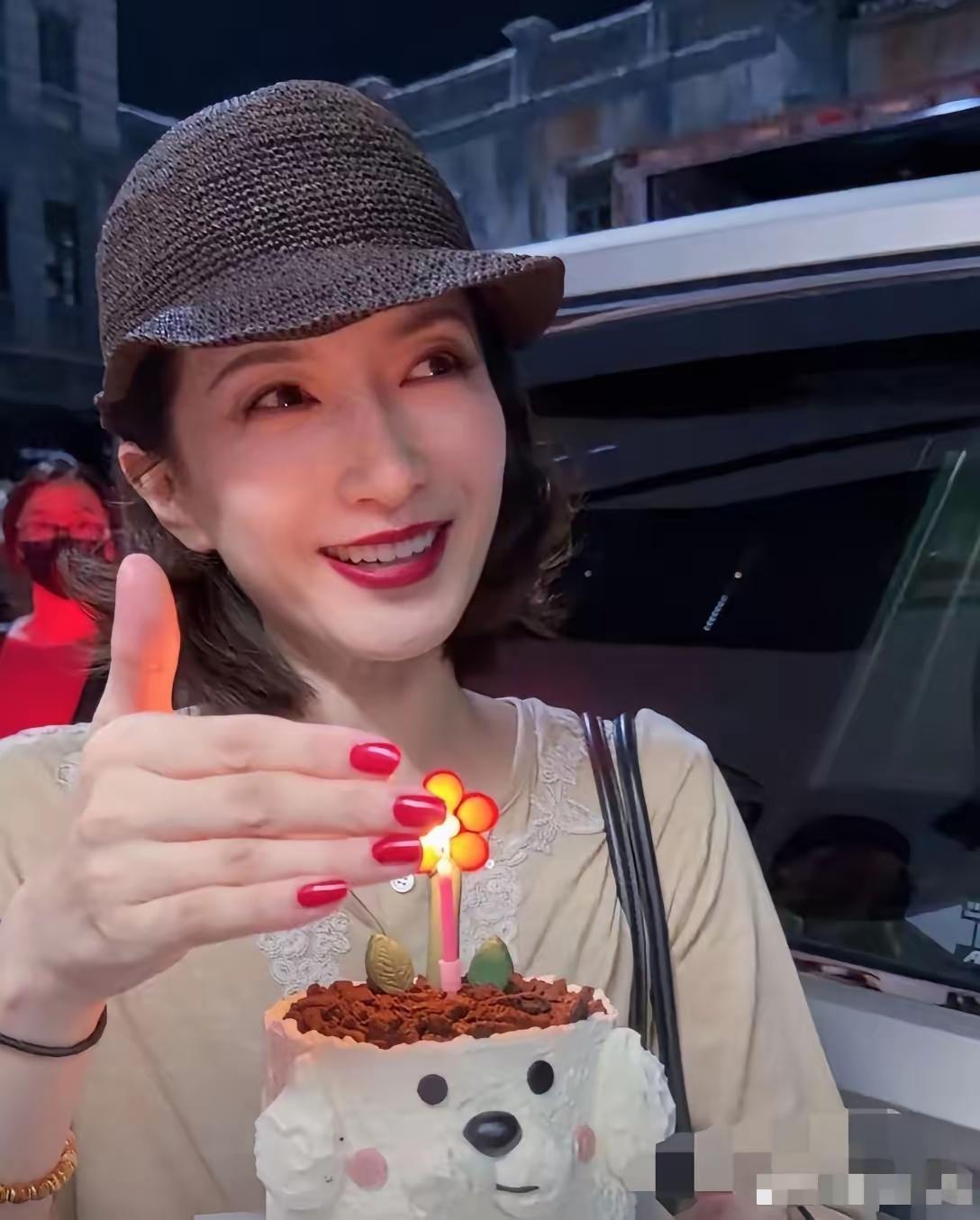 说实话
江疏影全靠化妆漂亮，如果素颜看起来她太显老